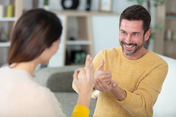 Pareja Joven Que Comunica Con Lenguaje Signos Casa — Foto de Stock