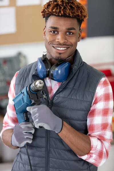 Porträt Eines Reparateurs Mit Bohrmaschine — Stockfoto