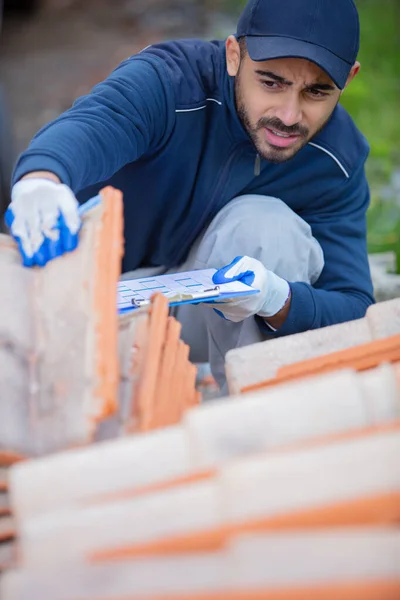 Young Happy Man Tiling Rooftop — Stock Photo, Image