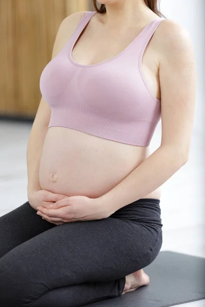 Těhotná Žena Odpočívá Podlaze — Stock fotografie