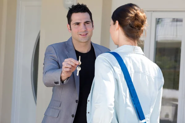 Fastighetsmäklare Som Ger Nycklar Till Kvinnan — Stockfoto