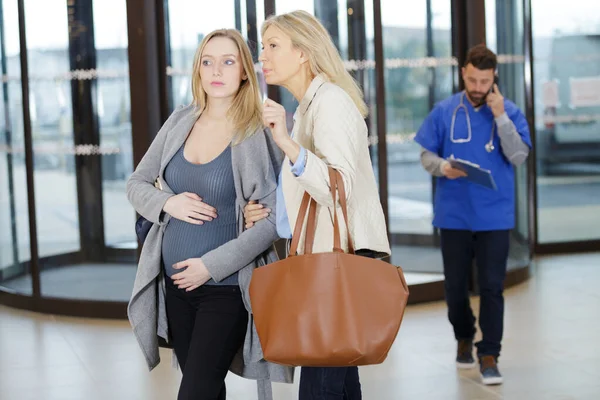 Schwangere Begleitung Ihrer Mutter Krankenhaus — Stockfoto