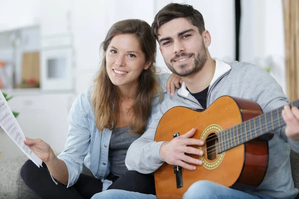 Casal Tocando Guitarra Sofá Interior — Fotografia de Stock