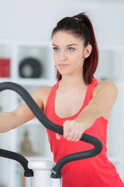 Bela Jovem Desportiva Fazendo Exercício — Fotografia de Stock