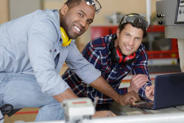 Happy Workers Factory Checking — Stock Photo, Image