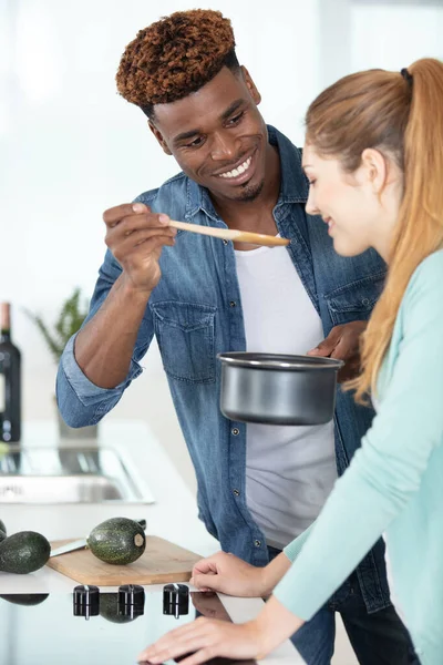 Gelukkig Man Koken Met Vriendin — Stockfoto