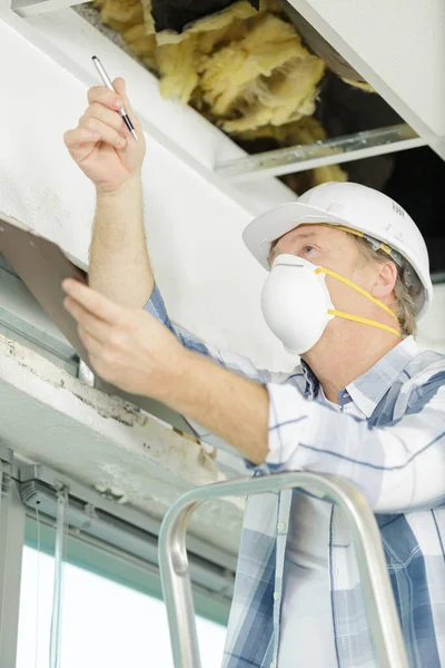 Handyman Pointing Something Ladder — Stock Photo, Image