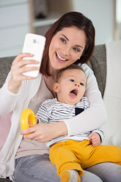 Matka Její Malý Chlapec Dělá Selfie — Stock fotografie