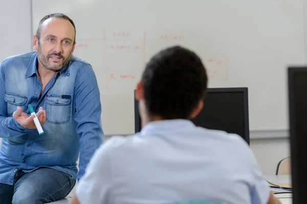 Leraar Geeft Les Aan Studenten — Stockfoto