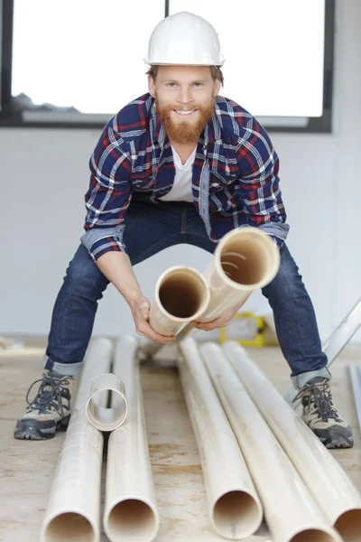 Bauarbeiter Steht Mit Lüftungsrohr Auf Der Baustelle — Stockfoto