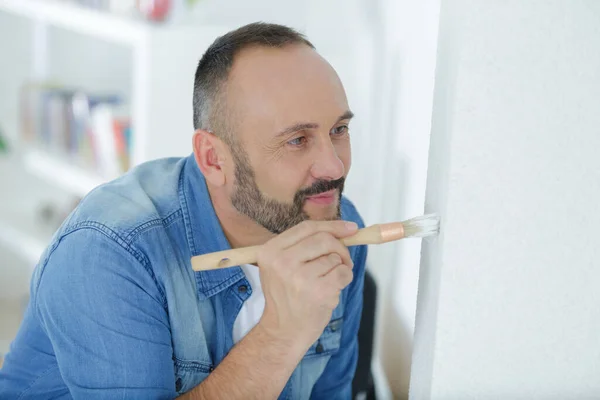 Hombre Mediana Edad Decorando Casa — Foto de Stock