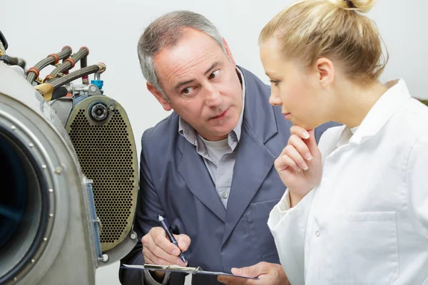 Een Technicus Die Mechanisch Geluid Evalueert — Stockfoto