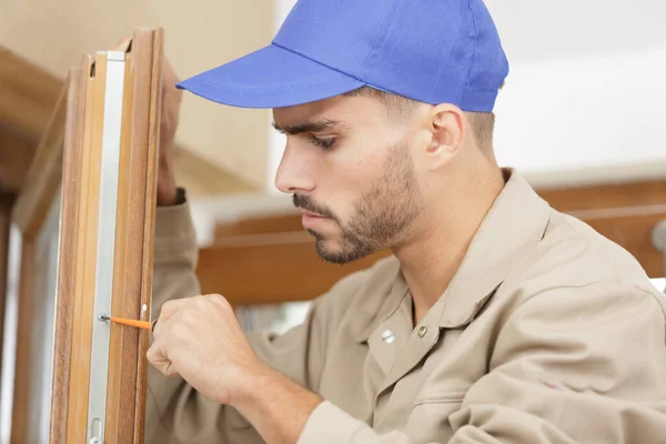 Uomo Sta Fissando Telaio Della Finestra — Foto Stock