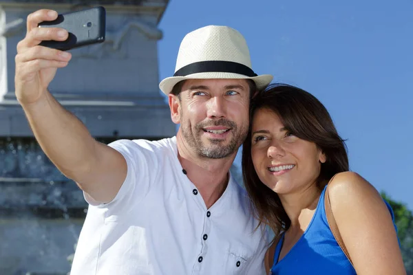 Pareja Haciendo Selfie Usando Temporizador —  Fotos de Stock