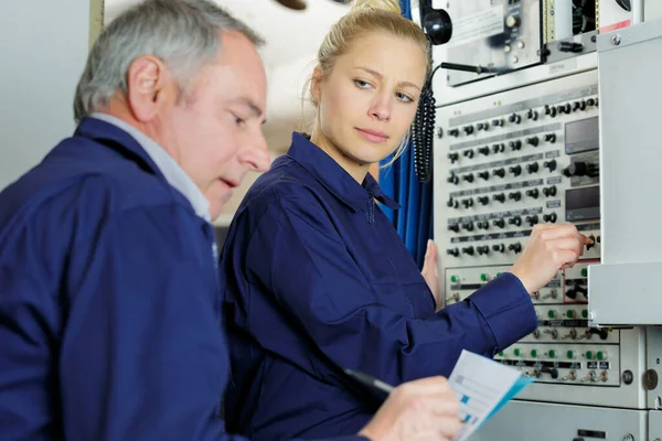 Joven Ingeniera Mirando Con Desprecio Anciano — Foto de Stock