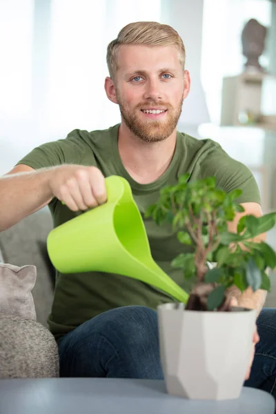 Giovane Uomo Annaffiare Casa Giardinaggio Cucina — Foto Stock