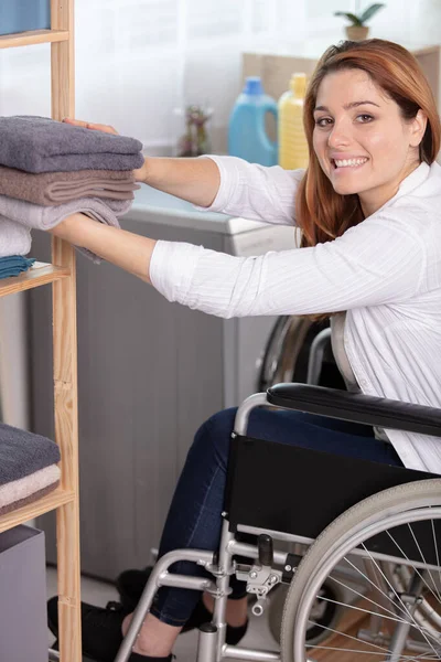 Kobieta Wózku Inwalidzkim Sprzątanie Ręczniki — Zdjęcie stockowe