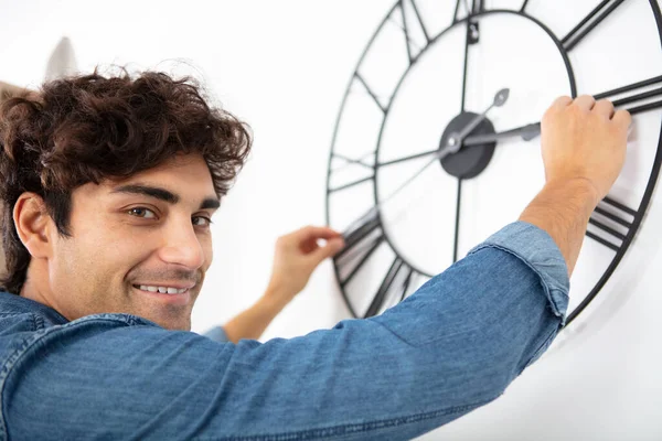 Homem Definir Relógio Parede Casa — Fotografia de Stock