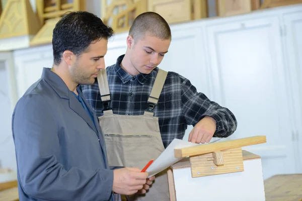 Leerling Timmerman Met Toezichthouder Kijken Naar Notities — Stockfoto