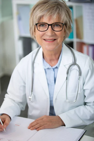 Steteskoplu Gülümseyen Doktor Kadın — Stok fotoğraf