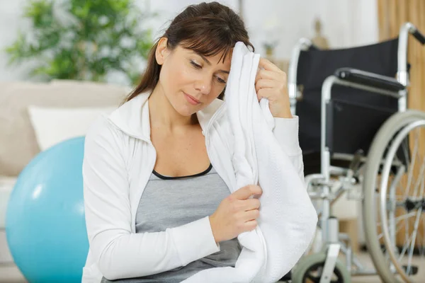 Vrouw Met Behulp Van Een Handdoek Zweet Vegen — Stockfoto