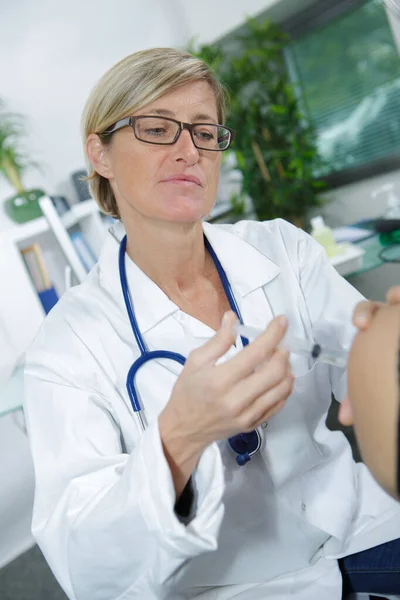 Doctors Injected Treat Patients — Stock Photo, Image