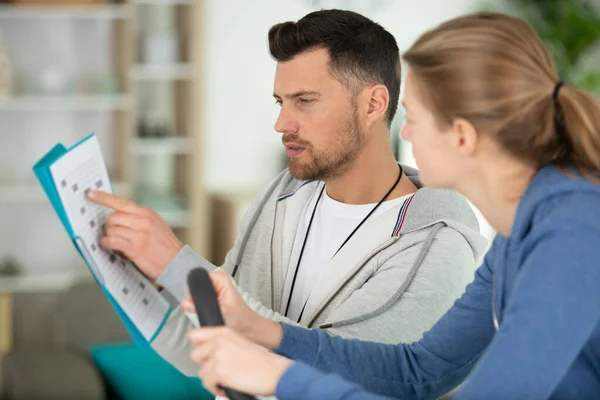 Entrenador Masculino Explicar Directivas Una Mujer — Foto de Stock