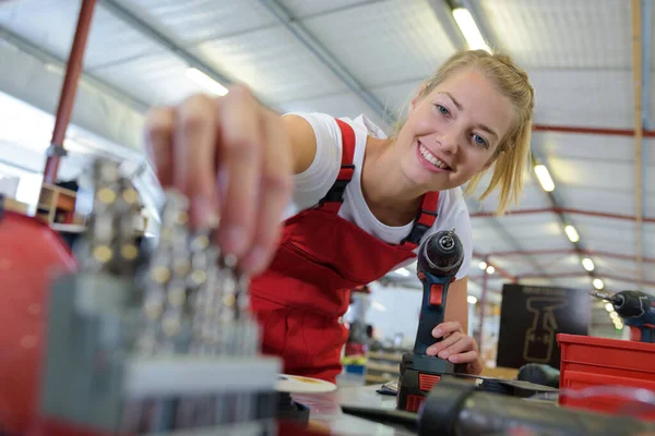 Femmina Operaio Raccolta Perno Perforazione — Foto Stock