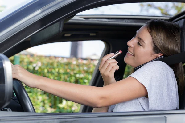 Frau Setzt Lippenstift Auto Auf — Stockfoto