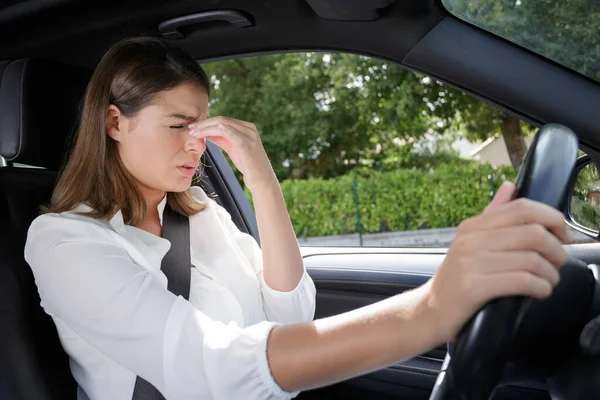 Gestresste Autofahrerin Sitzt Ihrem Auto — Stockfoto