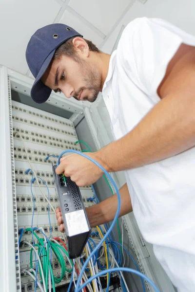 Elektricien Sluit Internet Server Aan Het Stroombord — Stockfoto