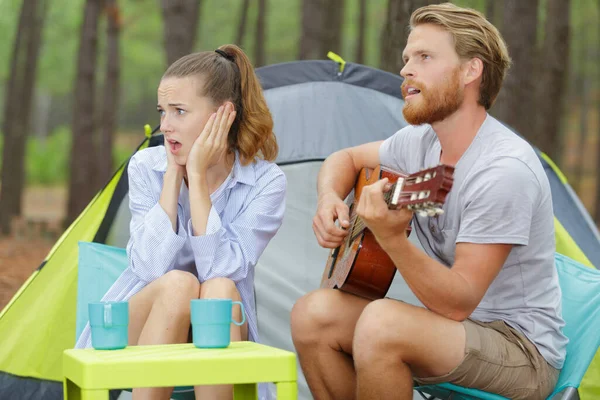 Rockman Spelen Gitaar Verveeld Vrouw — Stockfoto