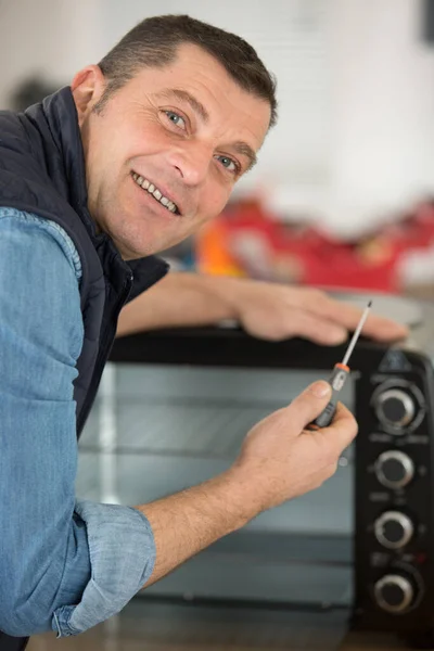 Glad Expert Panel Fastställande Ett Kök Ugn — Stockfoto