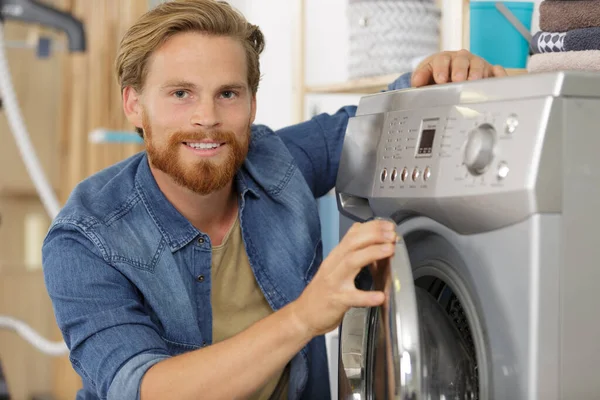 Çamaşır Makinesinin Kapısını Tutan Adamın Resmi — Stok fotoğraf