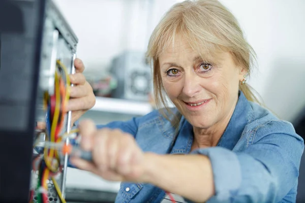 Donna Matura Che Fissa Computer Desktop Seduto Tavolo — Foto Stock