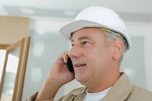 Smiling Man Builder Hard Hat Using Mobile Phone — Stock Photo, Image