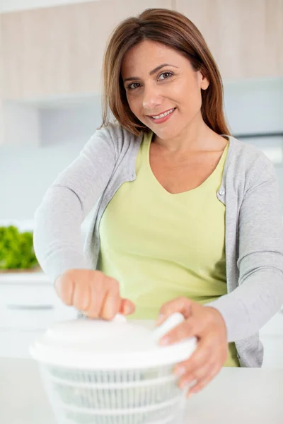 Gelukkig Vrouw Met Salade Thuis — Stockfoto