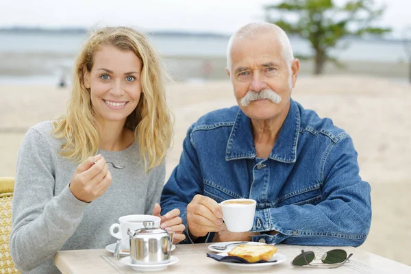 Vater Und Tochter Trinken Kaffee Freien — Stockfoto