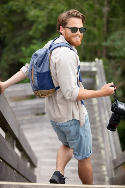 Homem Viajando Floresta Com Mochila Usando Escadas — Fotografia de Stock