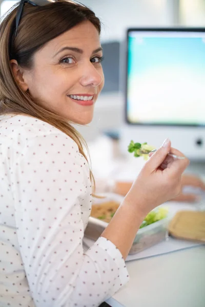 Femme Affaires Mangeant Son Déjeuner Bureau — Photo