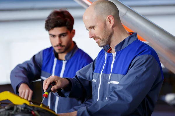 Mecánicos Guapos Uniforme Están Reparando Motor Coche —  Fotos de Stock