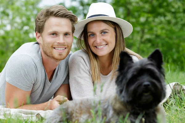 Retrato Casal Feliz Com Cão Colocado Parque — Fotografia de Stock