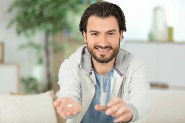 Uomo Tenendo Fuori Medicina Compressa — Foto Stock