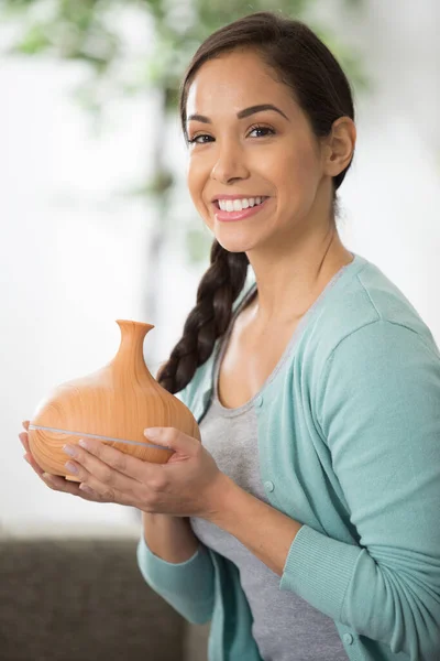 Gelukkig Vrouw Met Een Etherische Olie Diffuse — Stockfoto