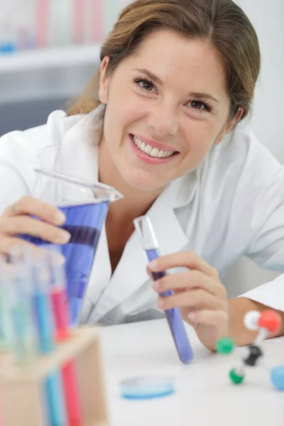 Gelukkig Vrouw Houdt Kolven Met Vloeistof Handen — Stockfoto