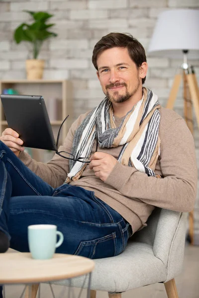 Homme Avec Tablette Maison Siège Dans Fauteuil — Photo