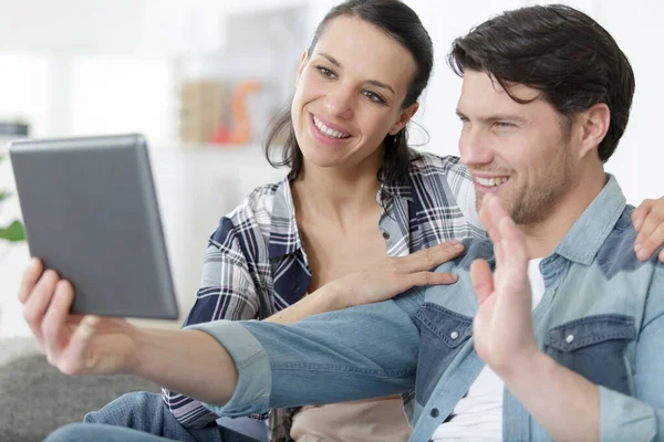 Couple Ayant Chat Vidéo Sur Une Table — Photo