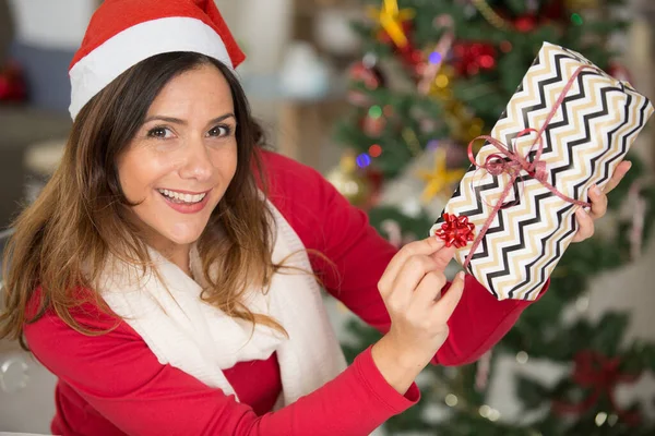 Mujer Sosteniendo Regalo Navidad — Foto de Stock