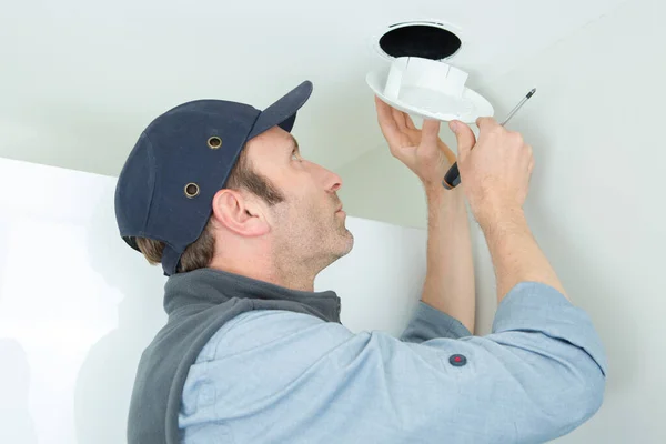 Man Montage Ventilator Gat Plafond — Stockfoto