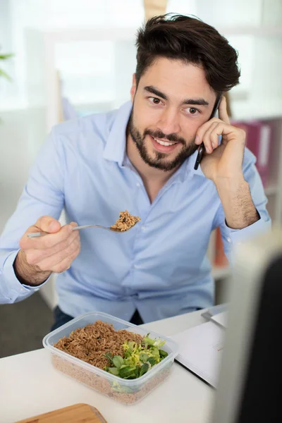 Ευτυχισμένος Άνθρωπος Τρώει Ένα Μπολ Σαλάτας Στο Γραφείο — Φωτογραφία Αρχείου